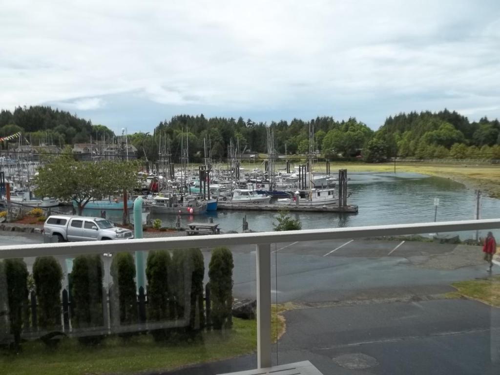 Bayshore Waterfront Inn Ucluelet Esterno foto