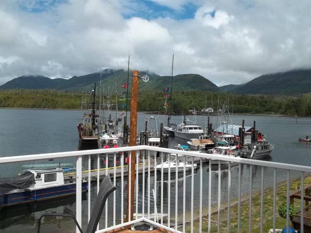 Bayshore Waterfront Inn Ucluelet Esterno foto