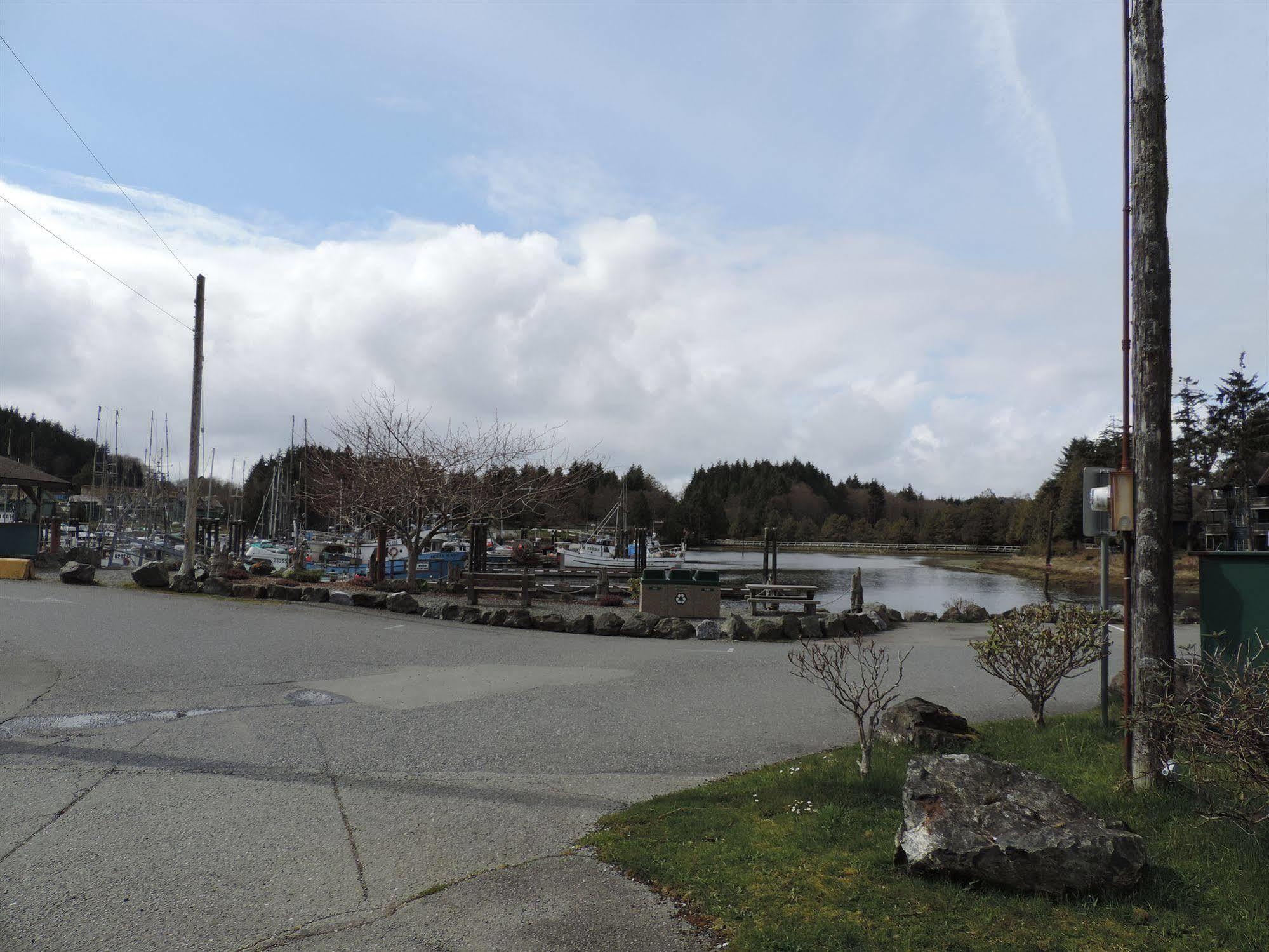 Bayshore Waterfront Inn Ucluelet Esterno foto